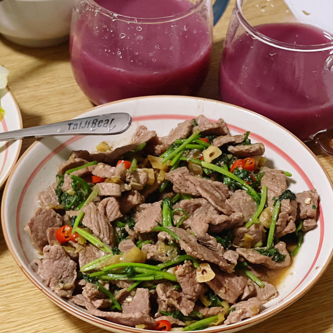 香菜炒牛肉，香辣下饭，爱吃香菜的朋友看过来，拌饭绝了