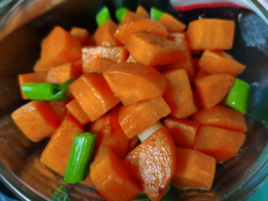 超级好吃的红萝卜焖排骨的做法 步骤1