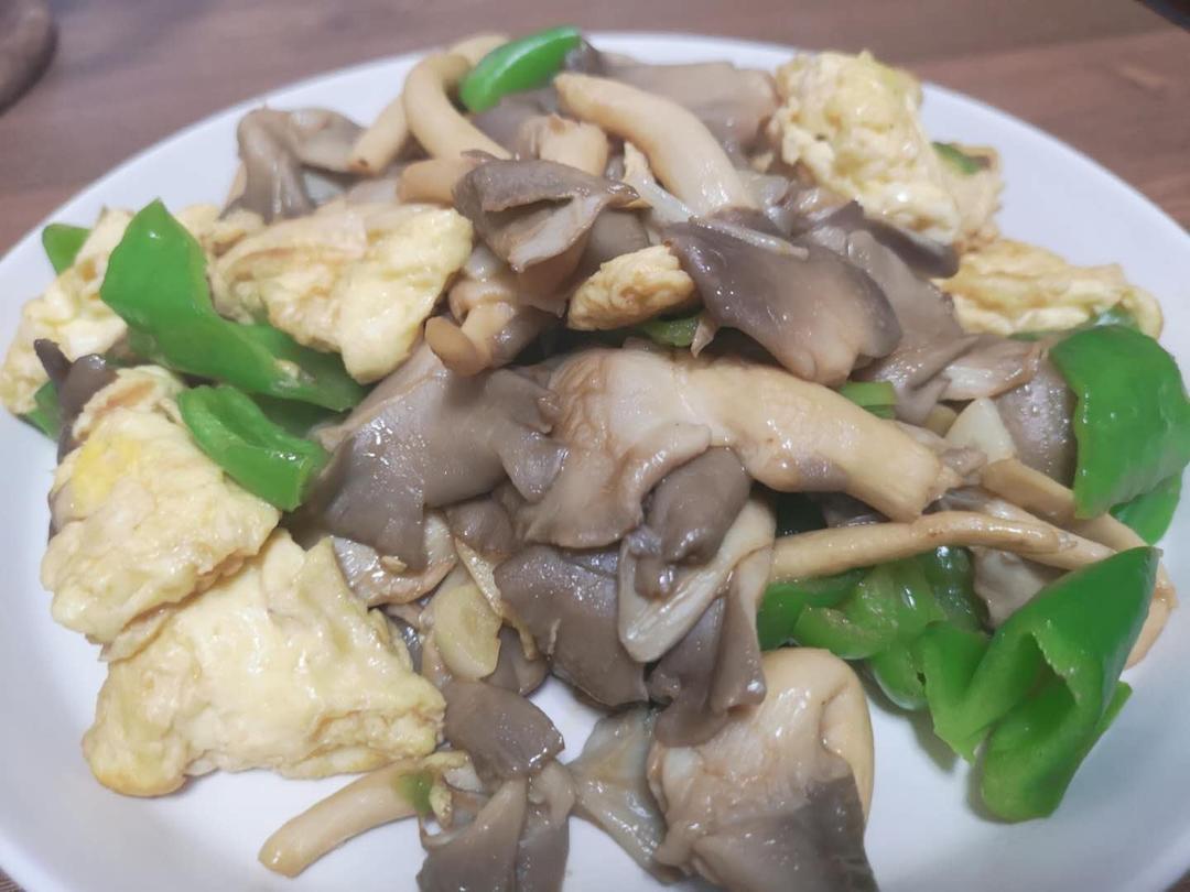 平菇青椒炒鸡蛋 好吃又营养的超快手家常菜