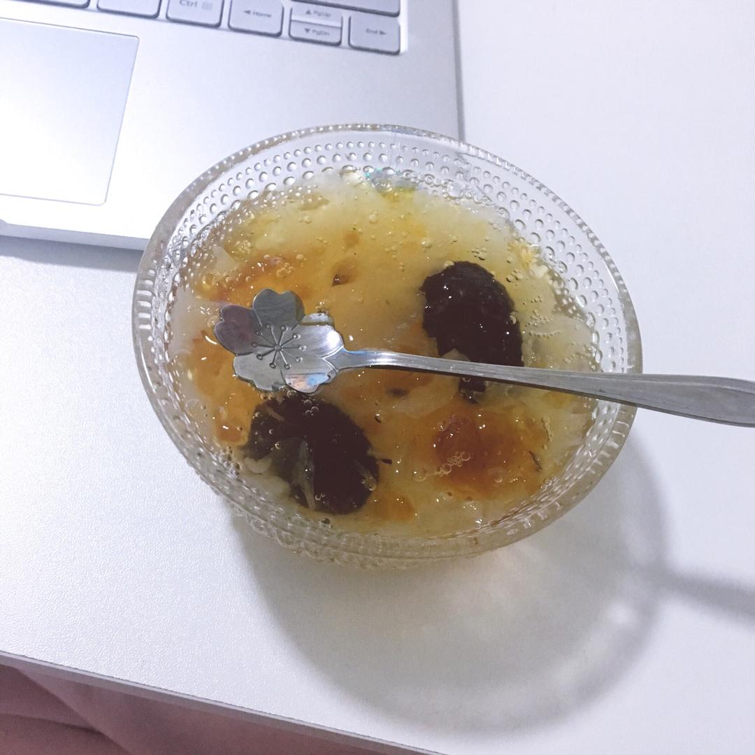 桃胶银耳红枣羹