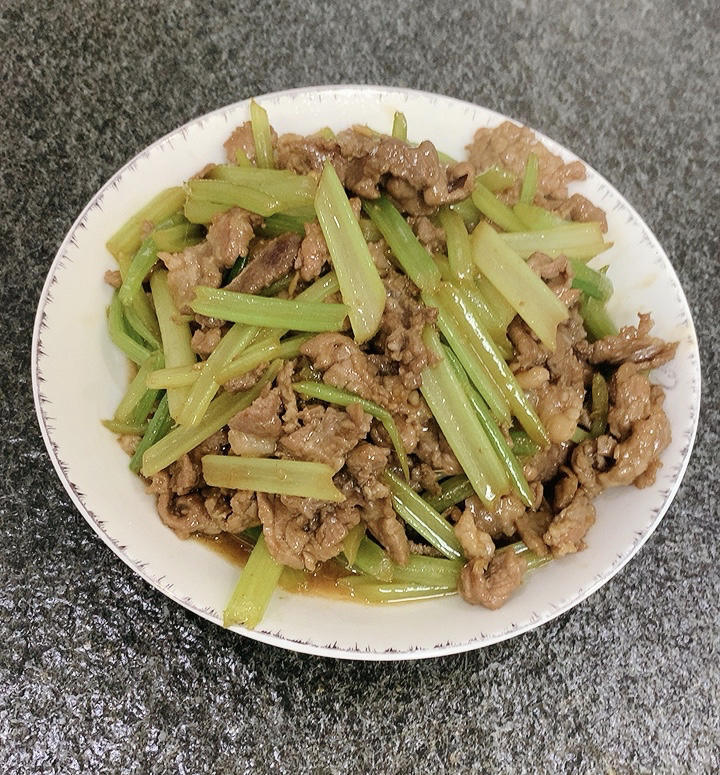 让娃能吃下两大碗米饭的芹菜炒牛肉