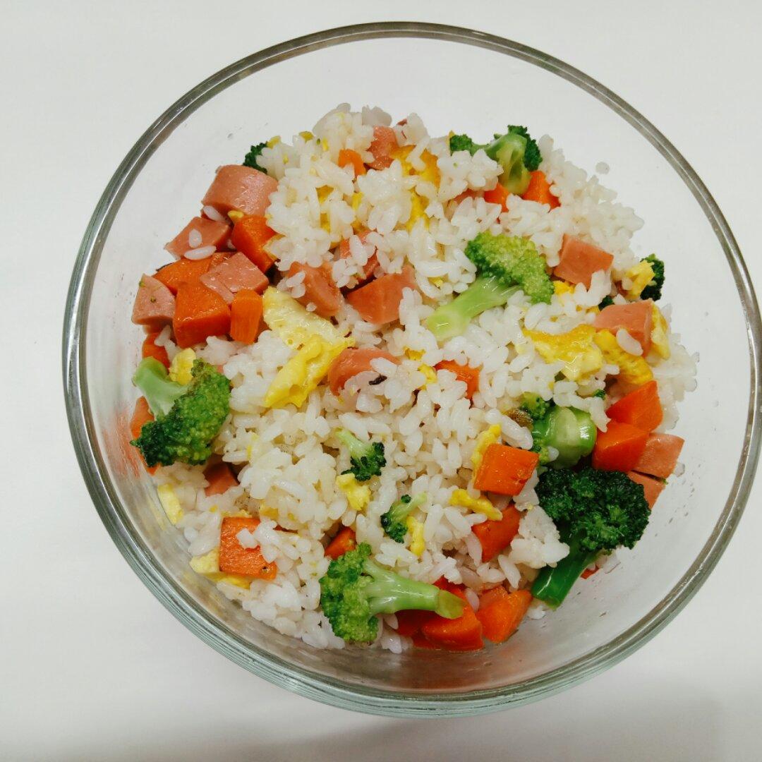 西兰花鸡蛋香肠炒饭