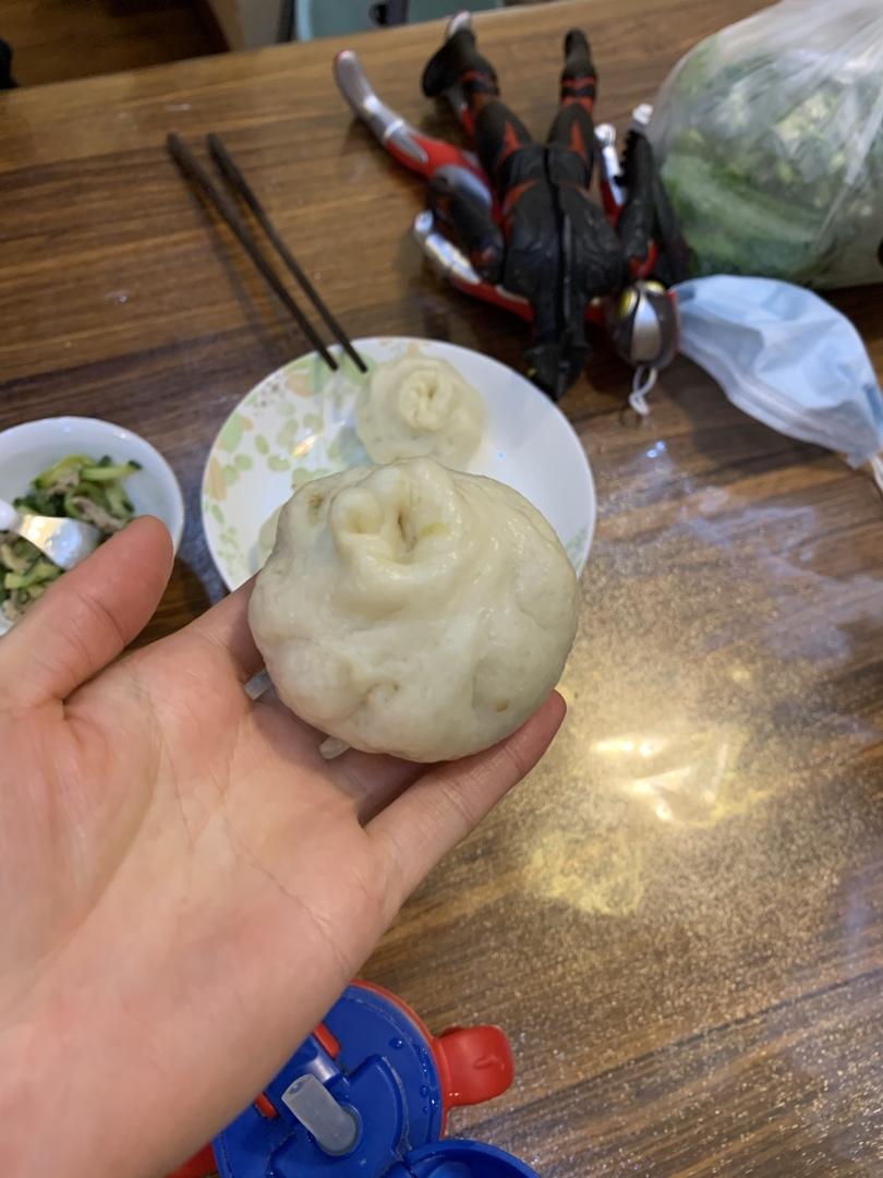 酱肉包升级版（加了点木耳和芹菜 好吃惨了）