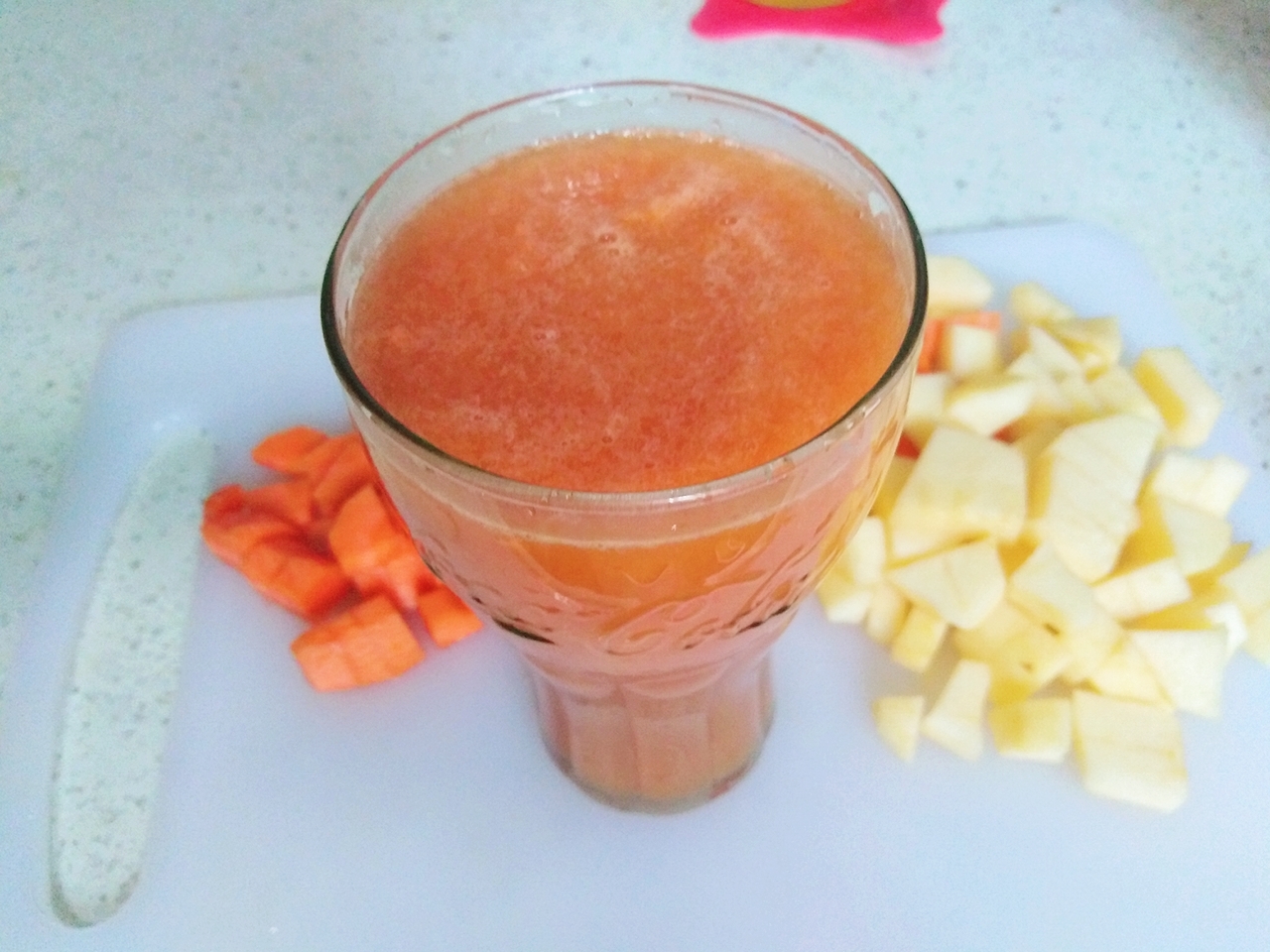 鲜榨胡萝卜苹果汁的做法