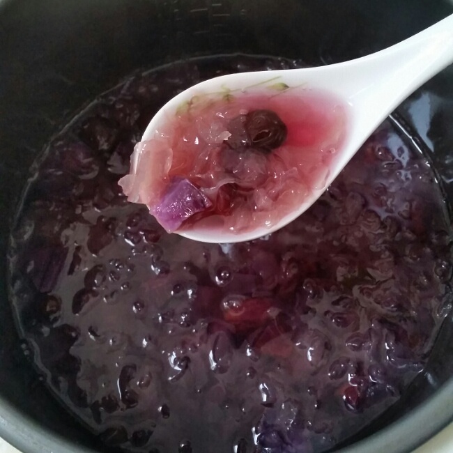 紫薯银耳红枣汤的做法 步骤2