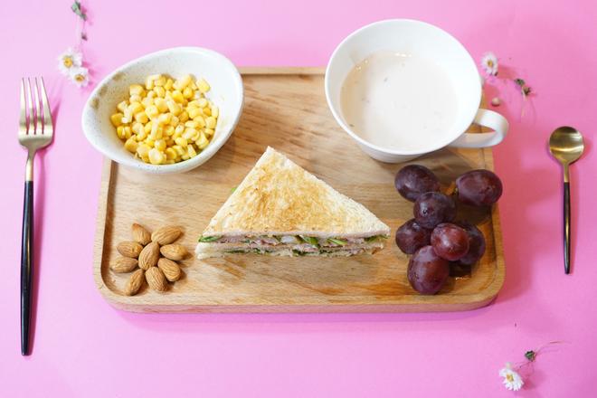 精致早餐：金枪鱼三明治配安慕希酸奶的做法