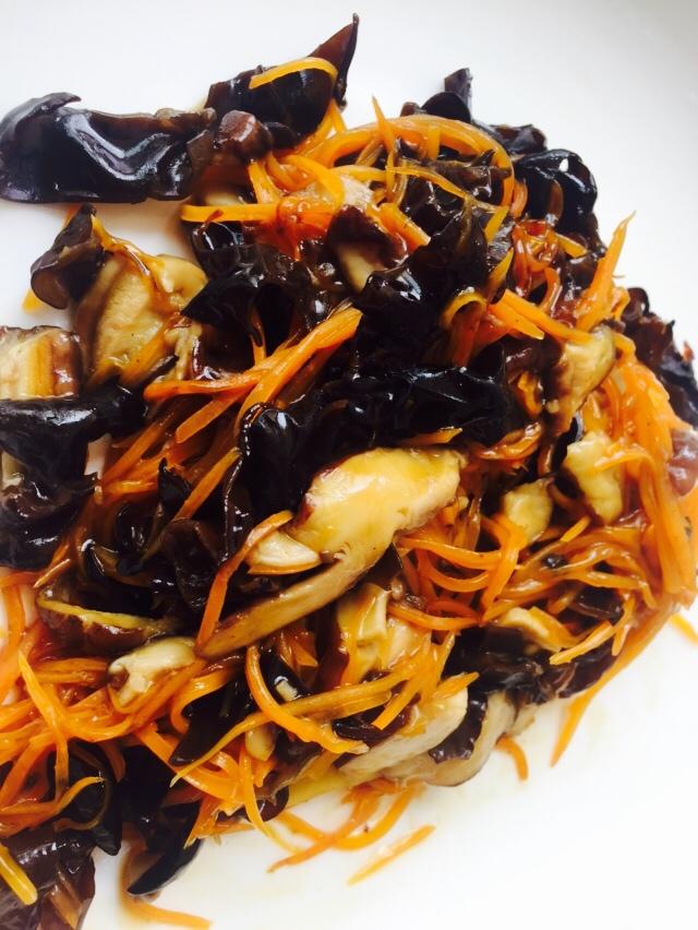 胡萝卜香菇炒木耳