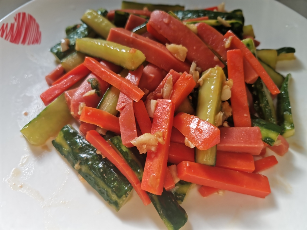 青瓜🥒胡萝卜🥕炒火腿肠的做法