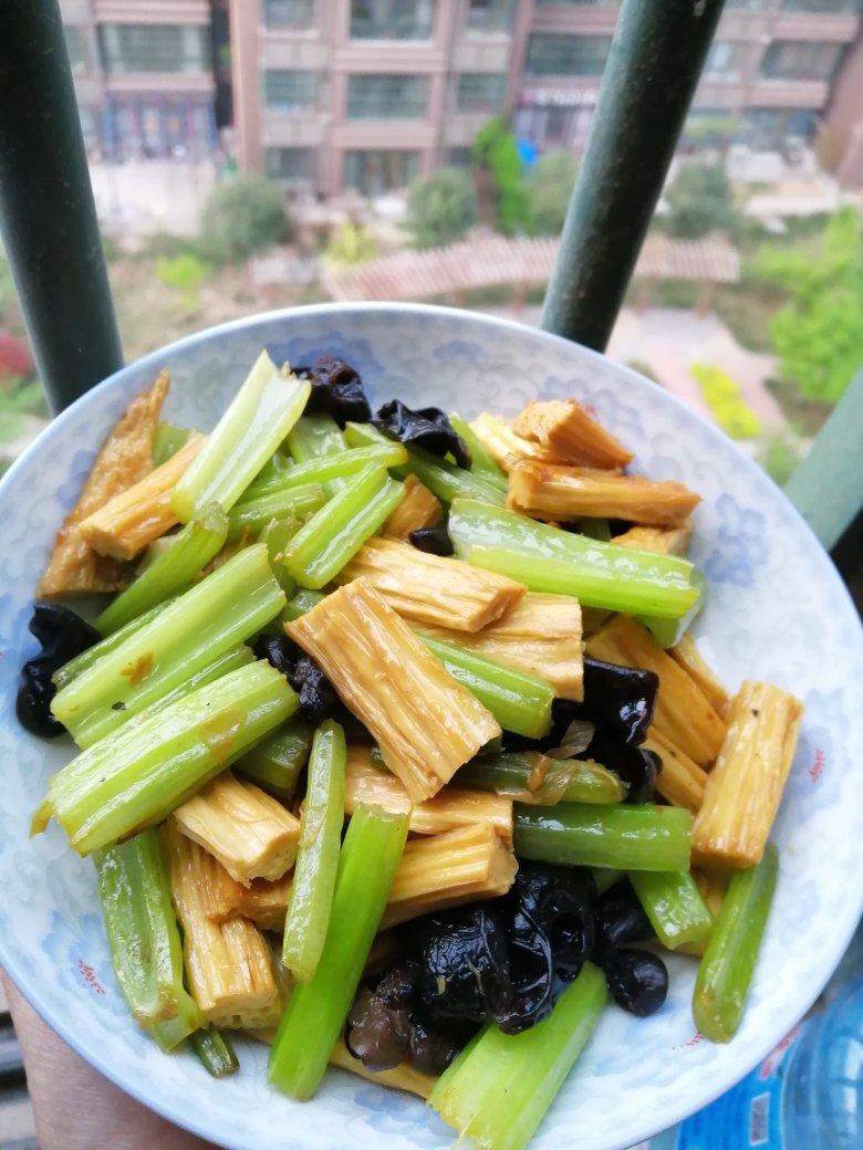 安琪酱酱做的云耳腐竹芹菜炒