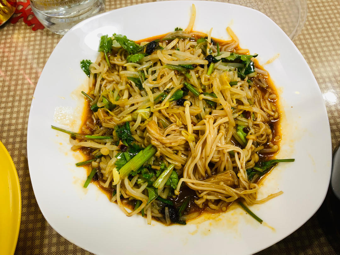 绿豆芽拌金针菇