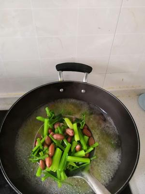 芹菜炝拌花生米的做法 步骤1