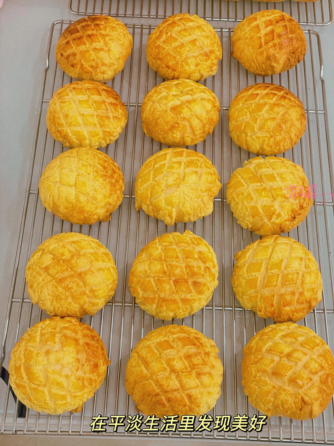 好吃到炸裂的港式菠萝包（附带制作酥皮的小视频）