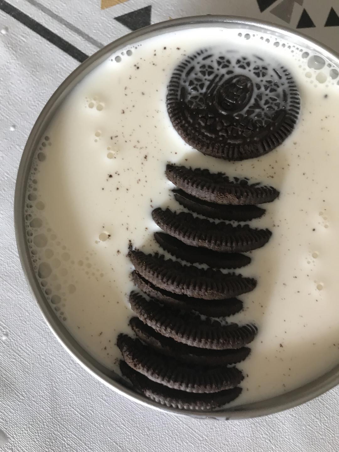 牛奶加巧克力饼干的做法