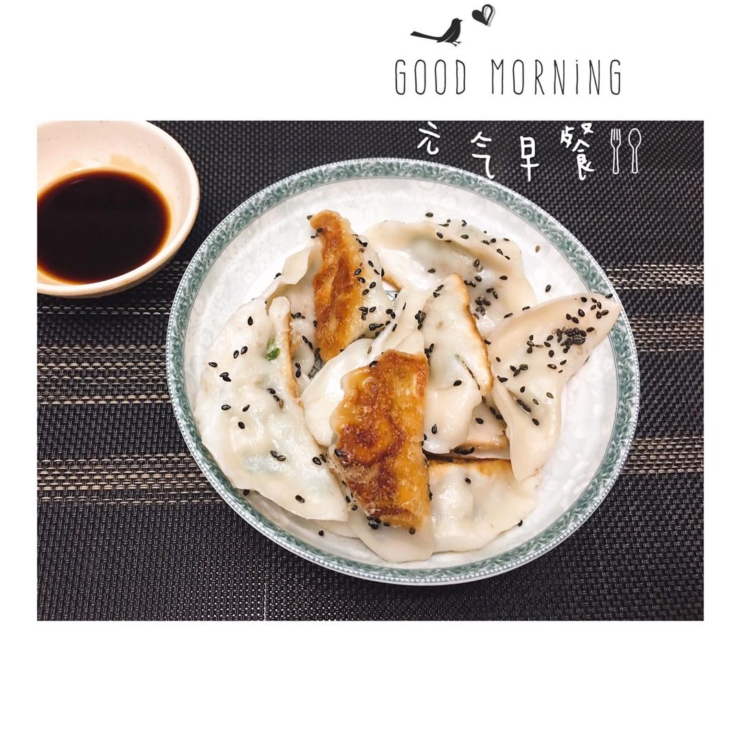 冰花煎饺 Fried Pork & Lotus Root Dumplings