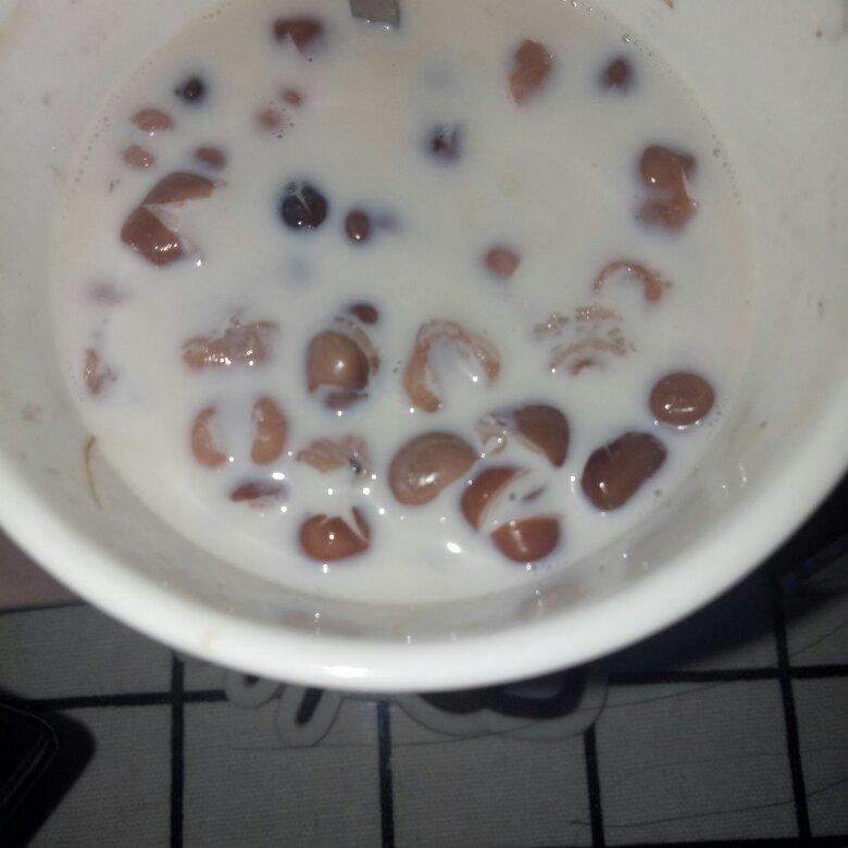 红枣红豆薏仁牛奶粥