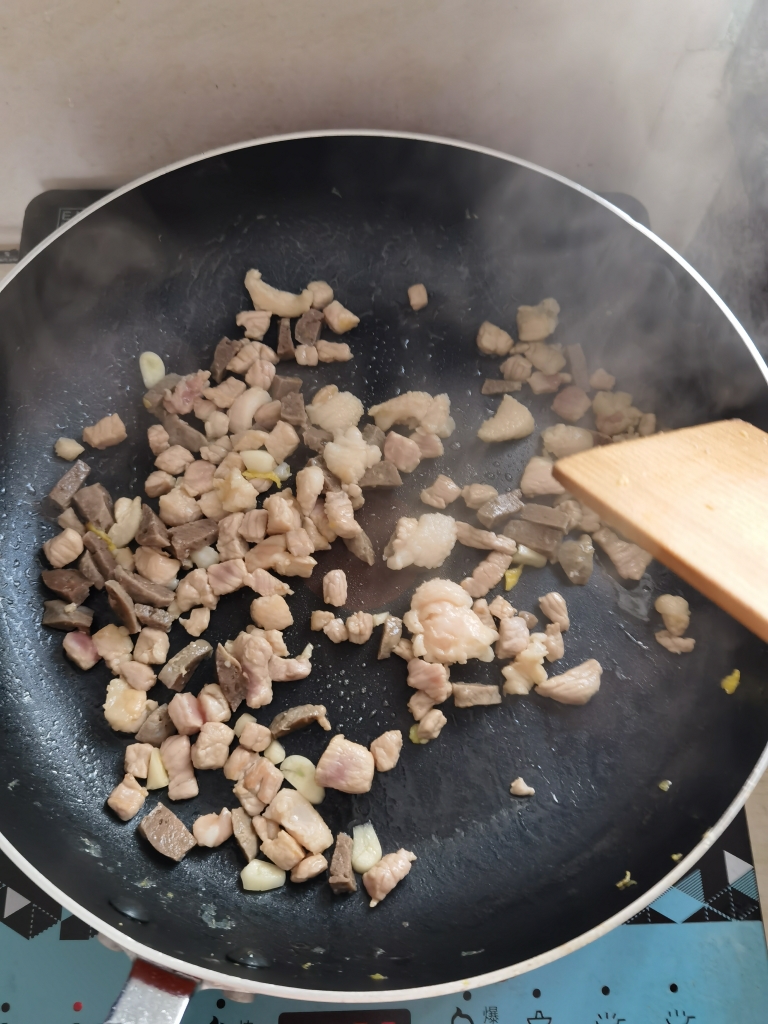 简单易做的下饭菜—胡萝卜豆角煎蛋肉粒的做法 步骤3