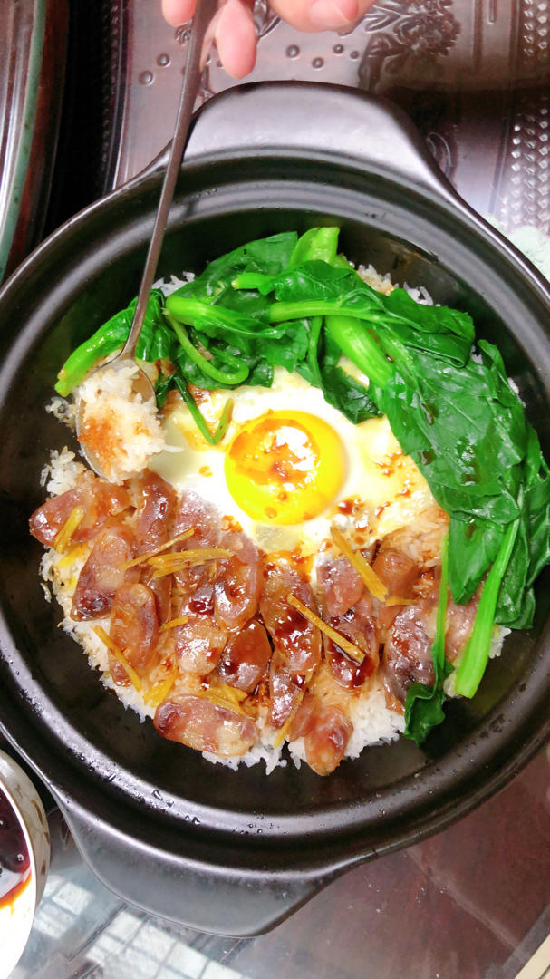 广式腊味煲仔饭