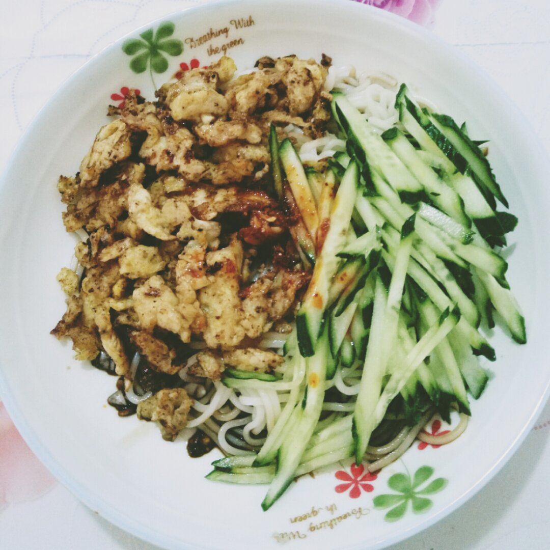 酱鸡蛋拌面