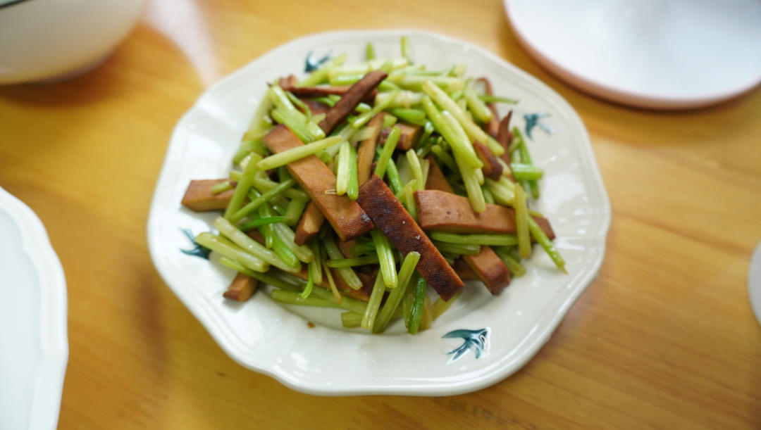 午餐晚餐简单快手下饭菜芹菜炒香干