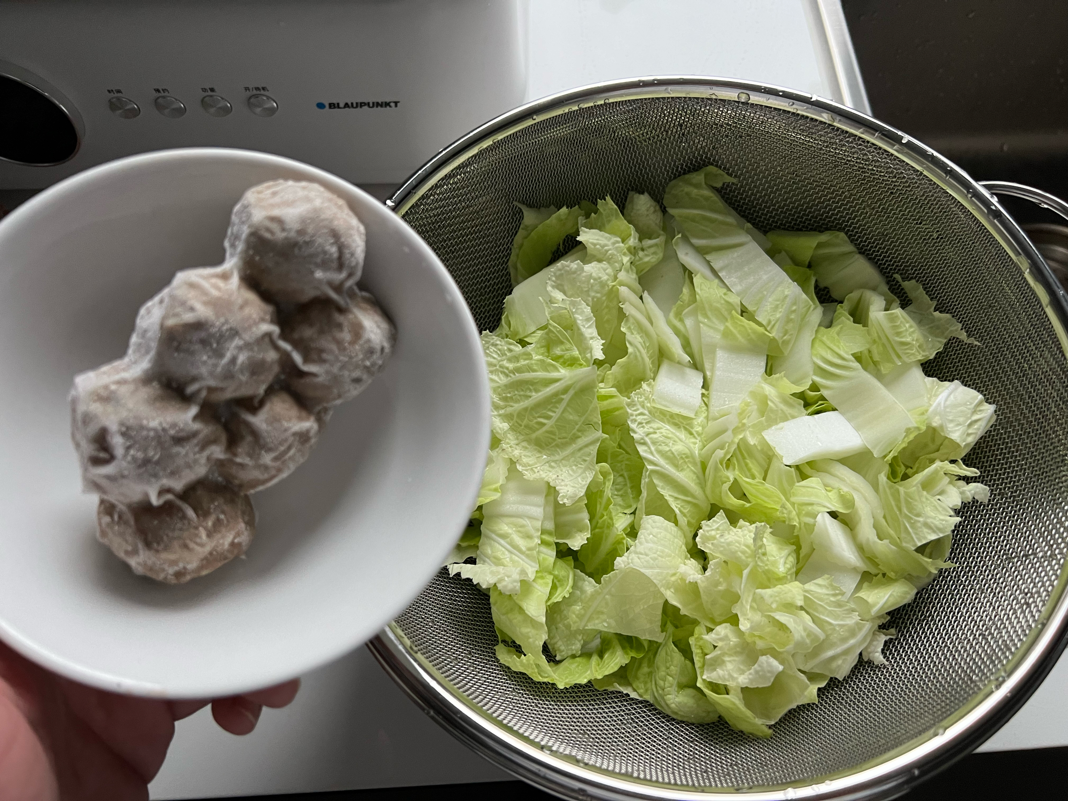 快手荤油白菜肉丸汤的做法 步骤1