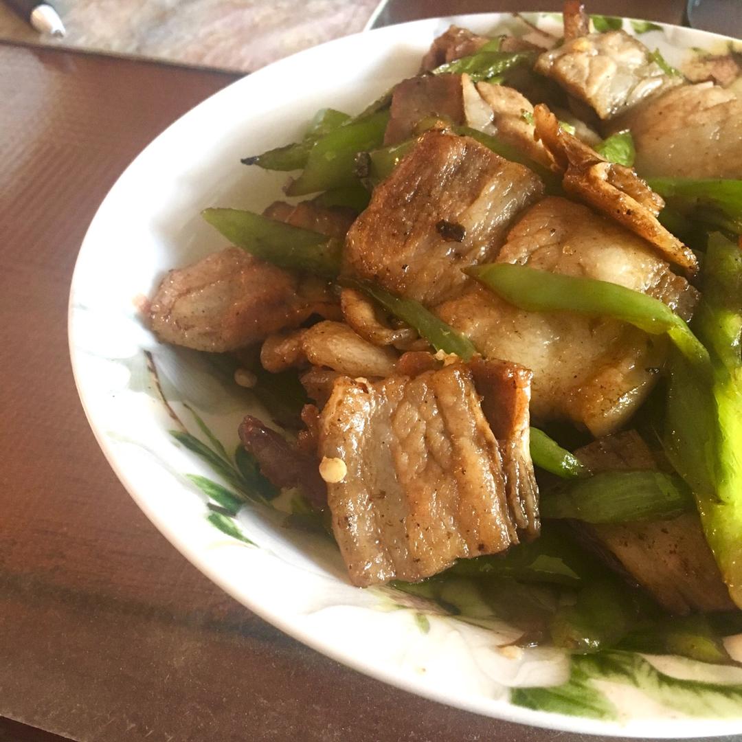 家常青椒干煸五花肉