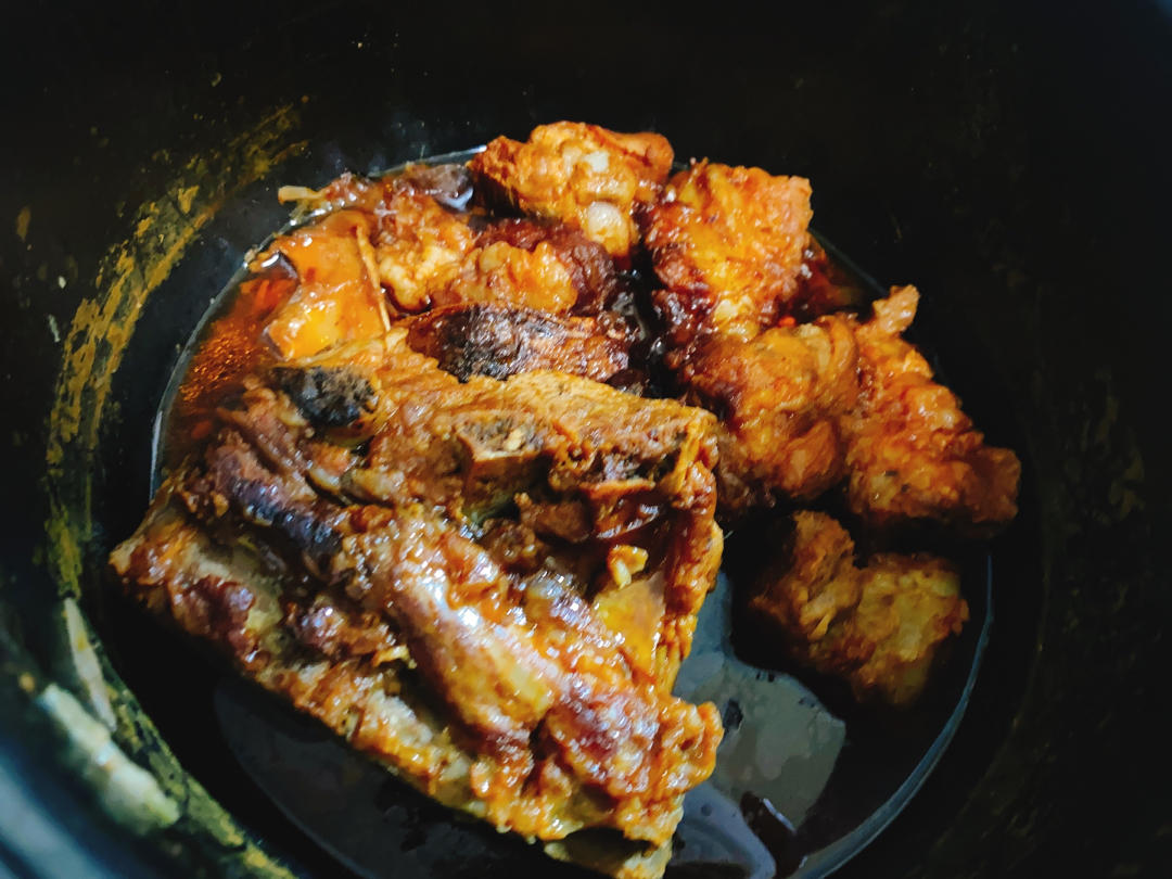 【奥尔良吮指排骨】电饭煲能做这么酥的排骨，没想到！