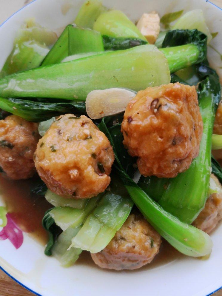 油菜炒素豆腐丸子
