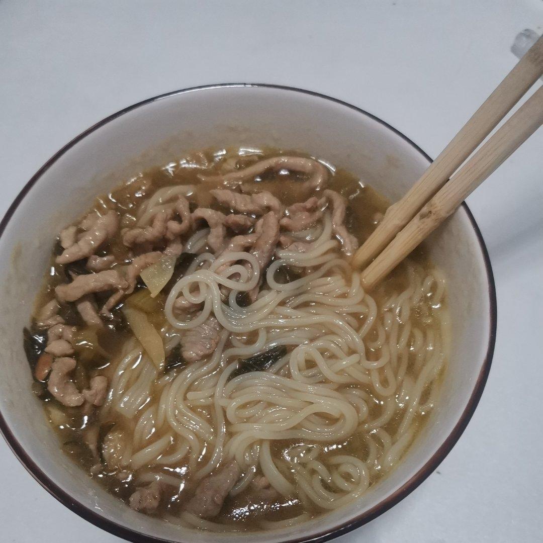 教你在家也可以做的榨菜肉丝面，香辣开胃，面条好吃到连汤都不剩
