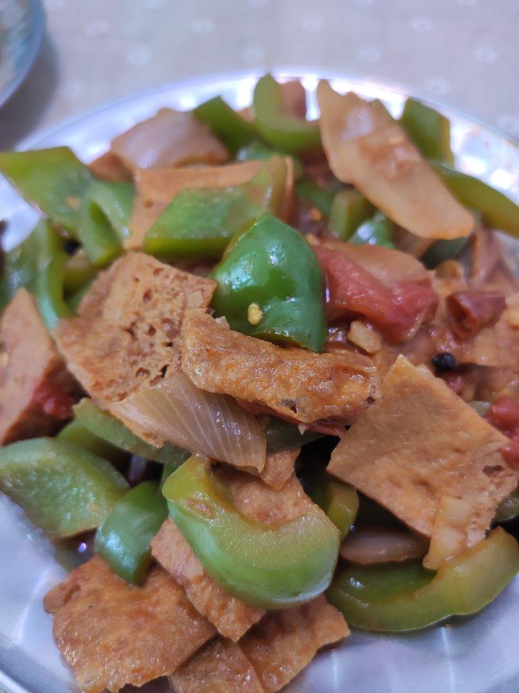 双椒焖豆腐(五块钱菜谱)