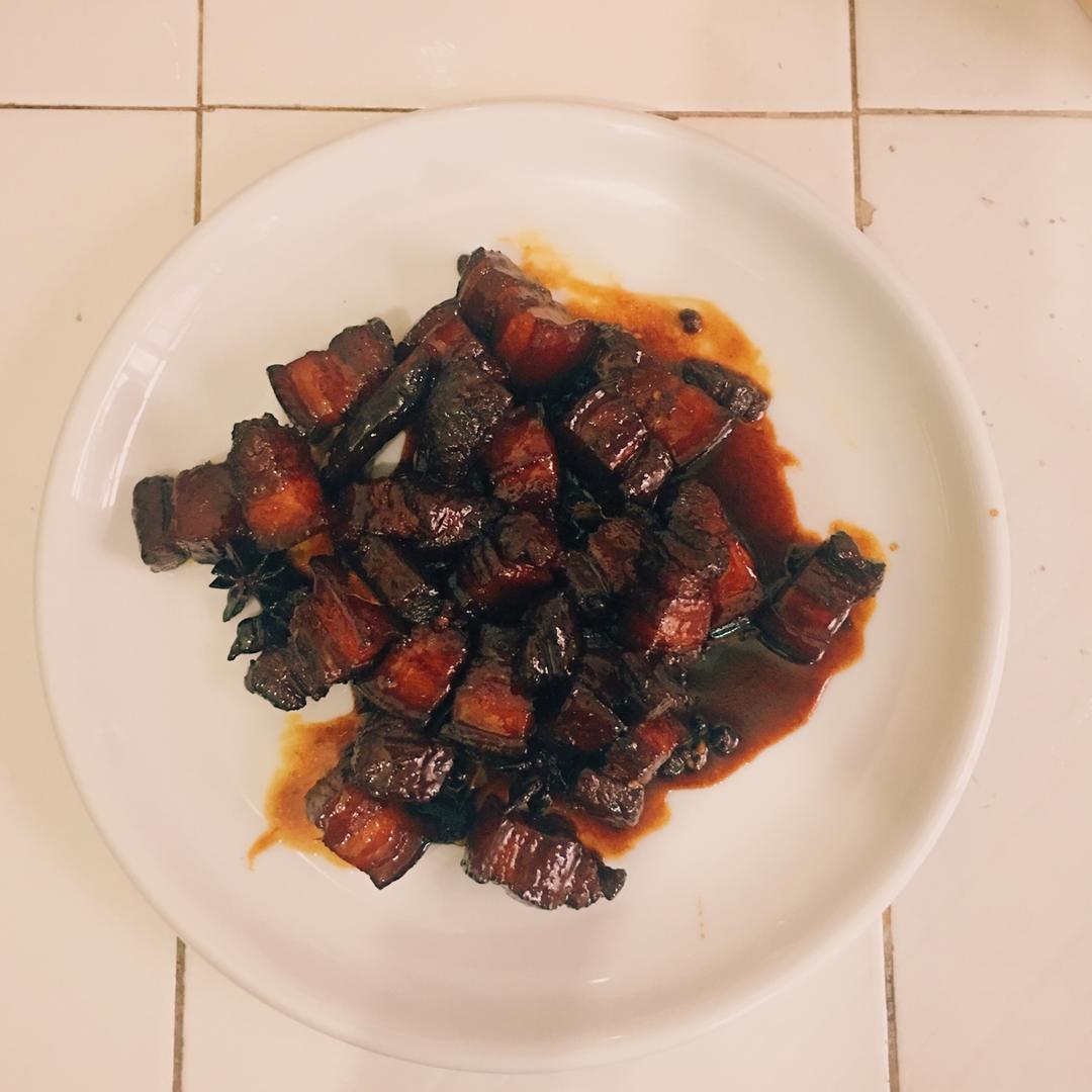 吃着碗里望着锅里的红烧肉