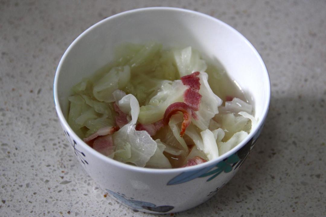 《昨日的美食》之卤高丽菜培根的做法