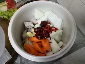 鱼翅瓜红萝卜猪骨炖汤的做法 步骤3