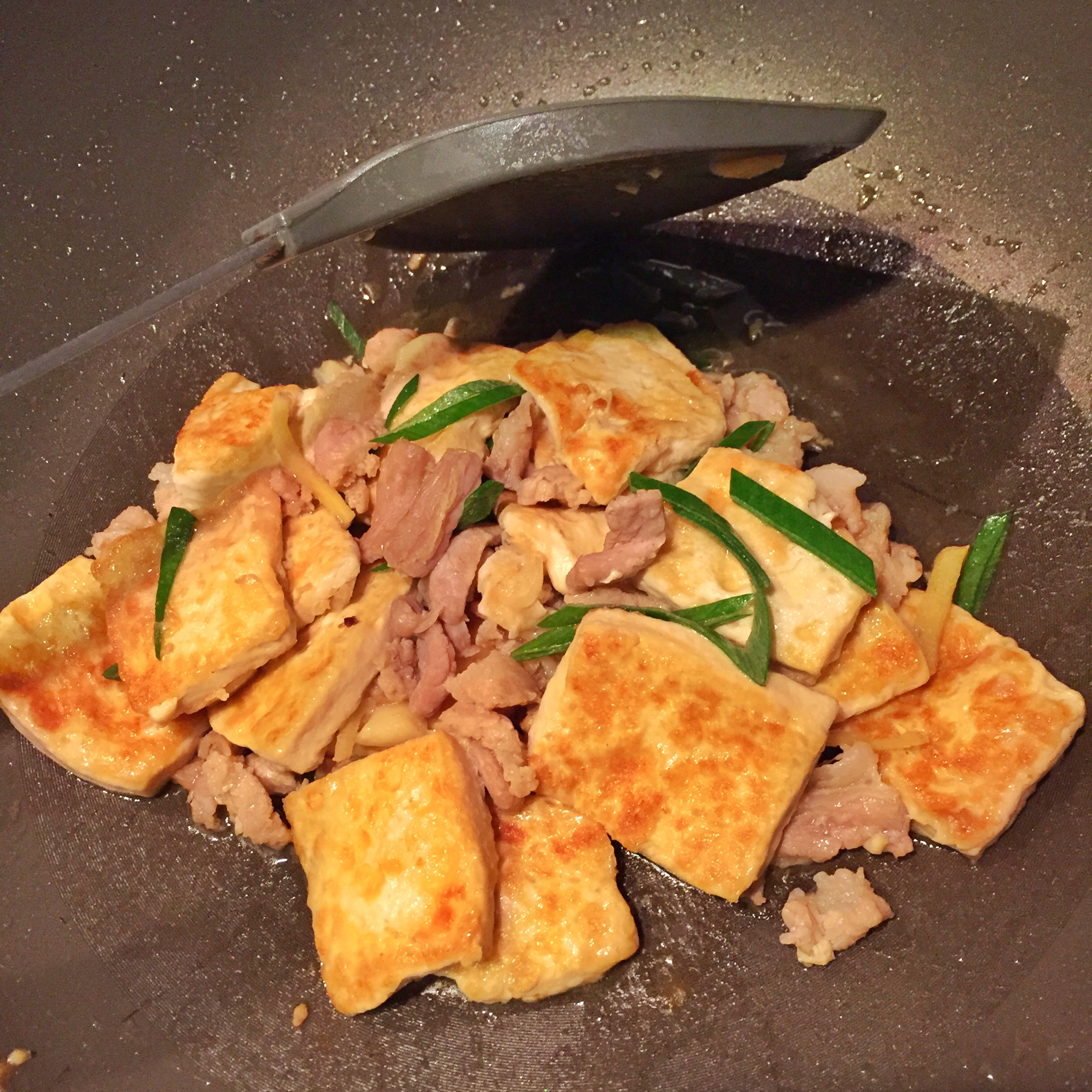 豆腐煎焖五花肉