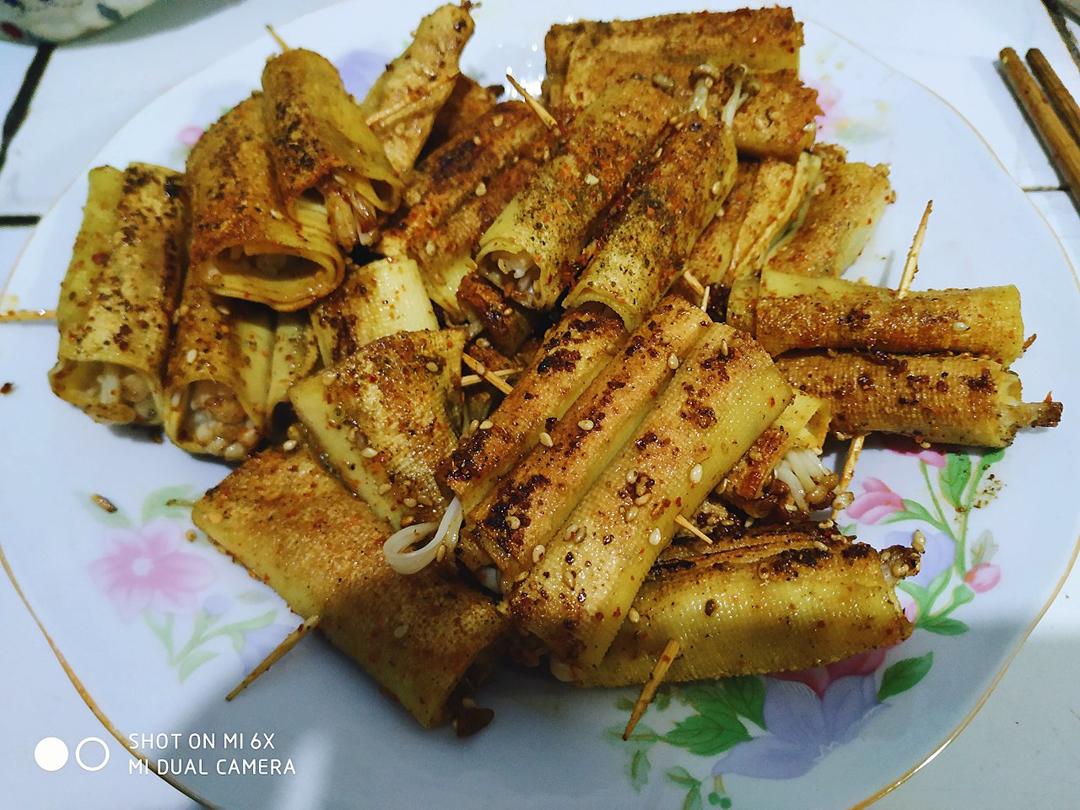 煎金针菇豆腐皮卷