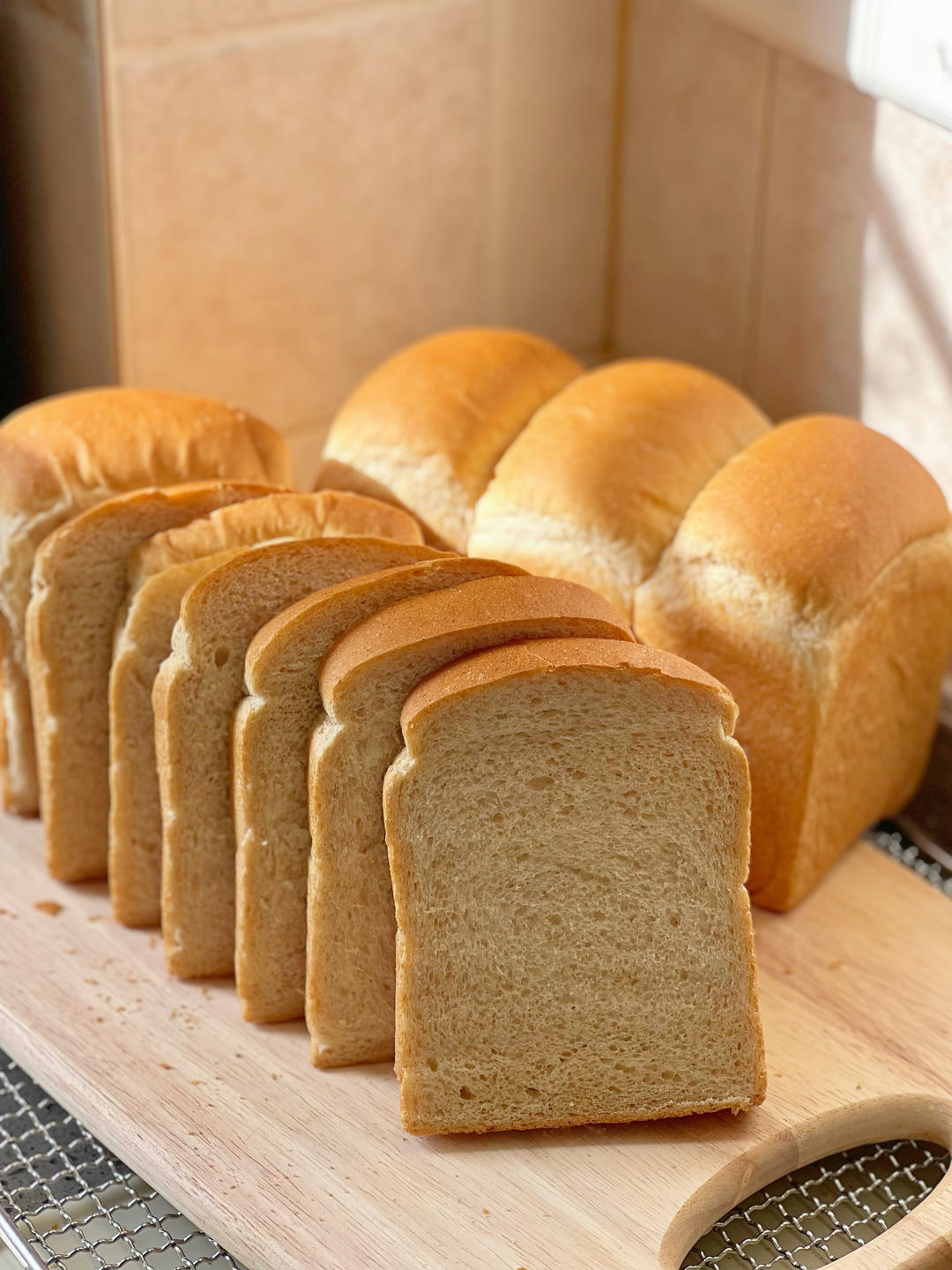 柔软的蜂蜜牛乳全麦吐司