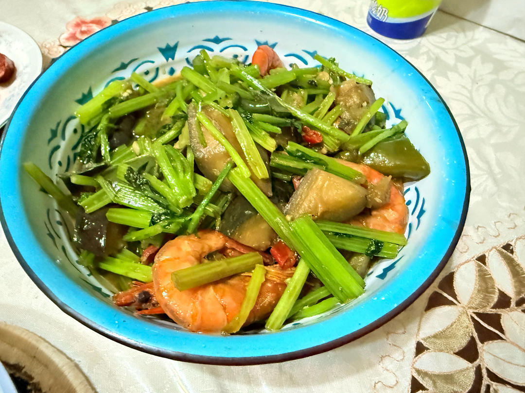不吸油还好吃的大虾烧茄子，配上芹菜绝了！