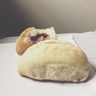 优雅蓝莓牛奶面包