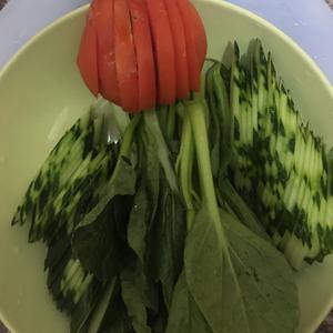 蔬菜黄瓜西红柿豆腐虾面的做法 步骤1