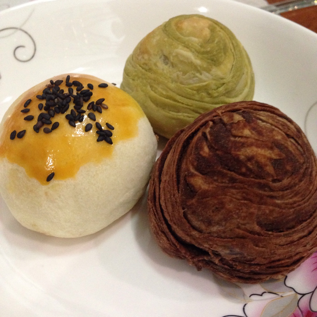 四种口味蛋黄酥(紫薯、抹茶、红曲、蛋黄)