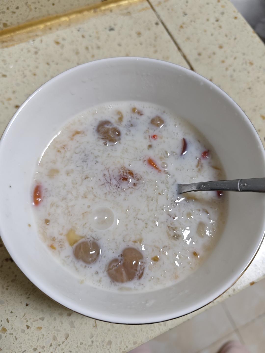 《桃胶皂角米雪燕银耳牛奶羹》据说一碗等于敷30片面膜的功效