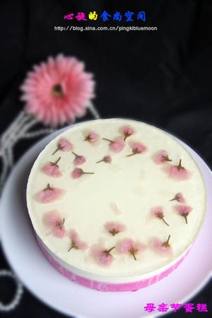 那一抹诱人的粉红——母亲节蛋糕：红心火龙果酸奶慕斯搭樱花果冻的做法 步骤26