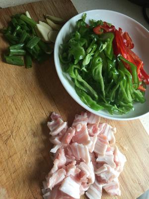 青椒小炒五花肉的做法 步骤1