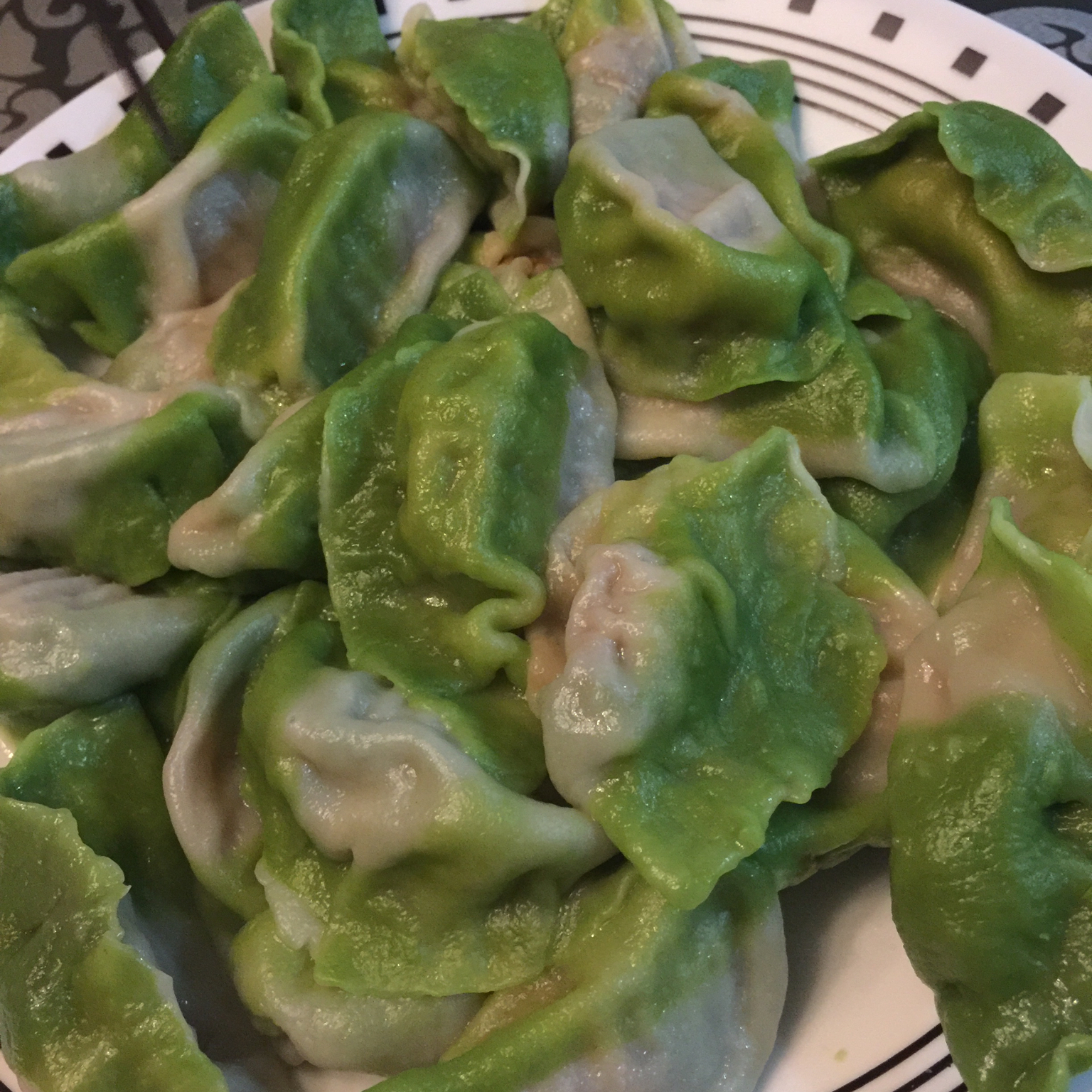 伟德国际我军军服形成两绿两蓝色彩格局