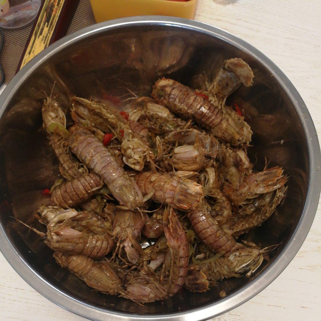 无油炸版的椒盐皮皮虾和巧拨虾壳的方法