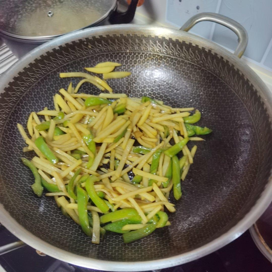 肉炒青椒土豆丝-下饭快手菜