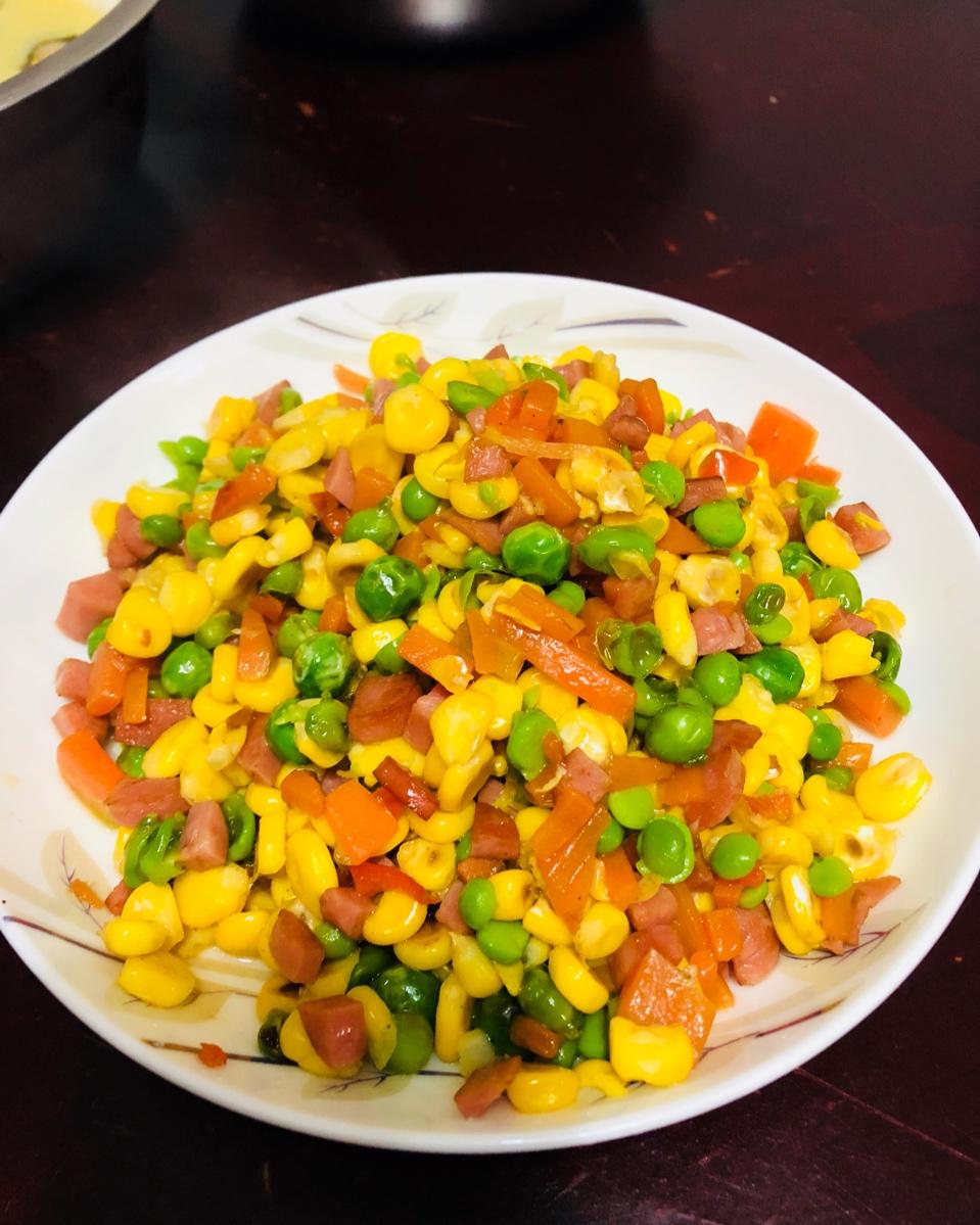 胡萝卜玉米豌豆炒火腿