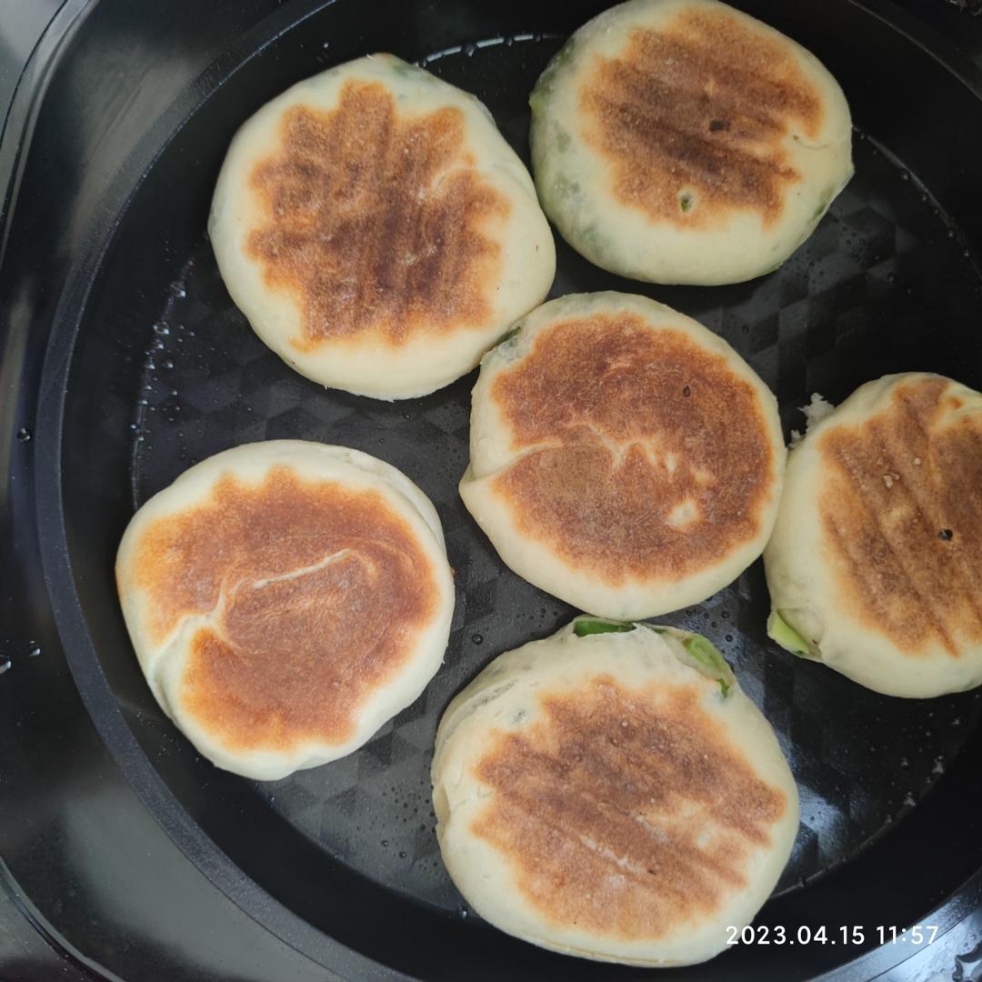 发面葱油饼，这样做葱味香浓，又松又软，冷了也不硬！