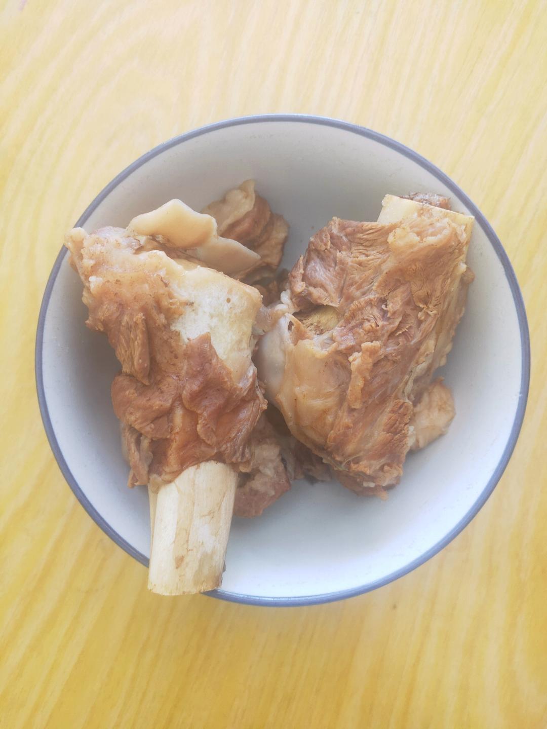 吸骨髓的圣品红烧羊棒骨