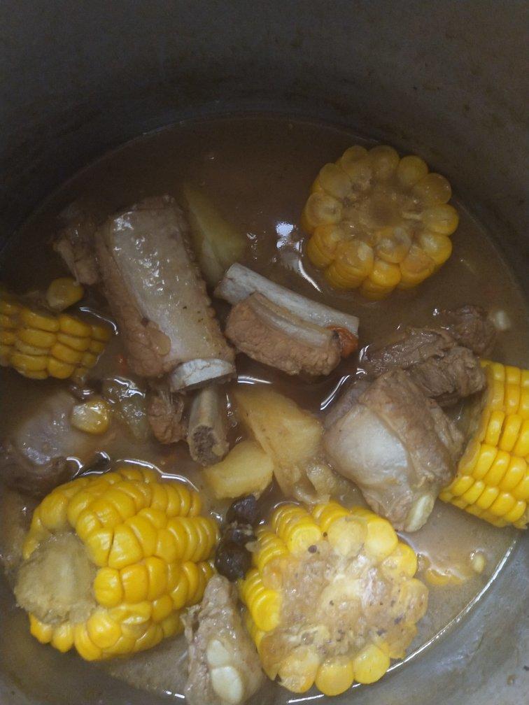 玉米炖排骨