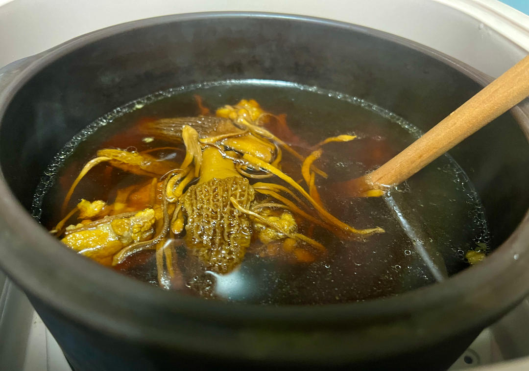 羊肚菌金虫草花龙骨汤